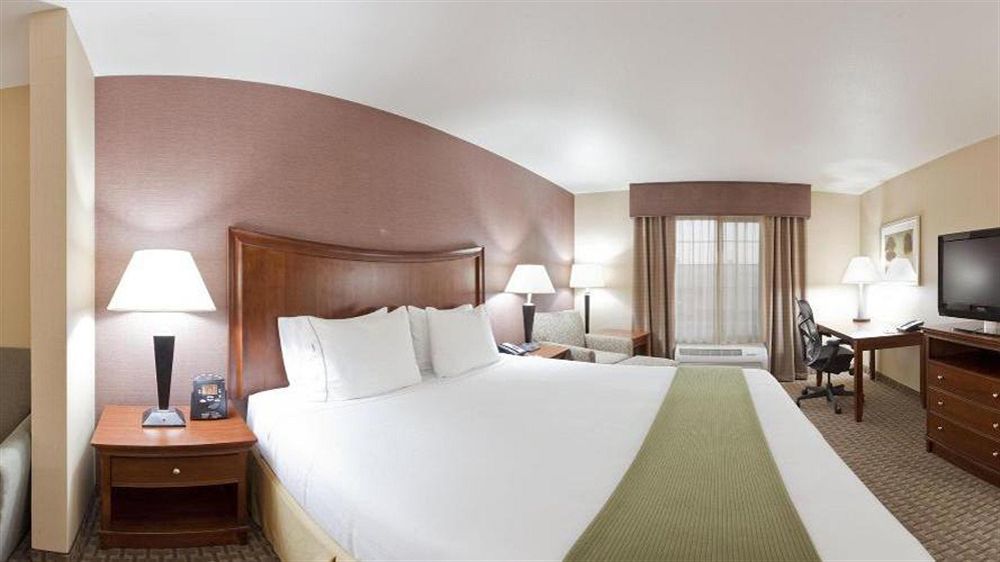 Hotel Holiday Express & By Ihg 3*